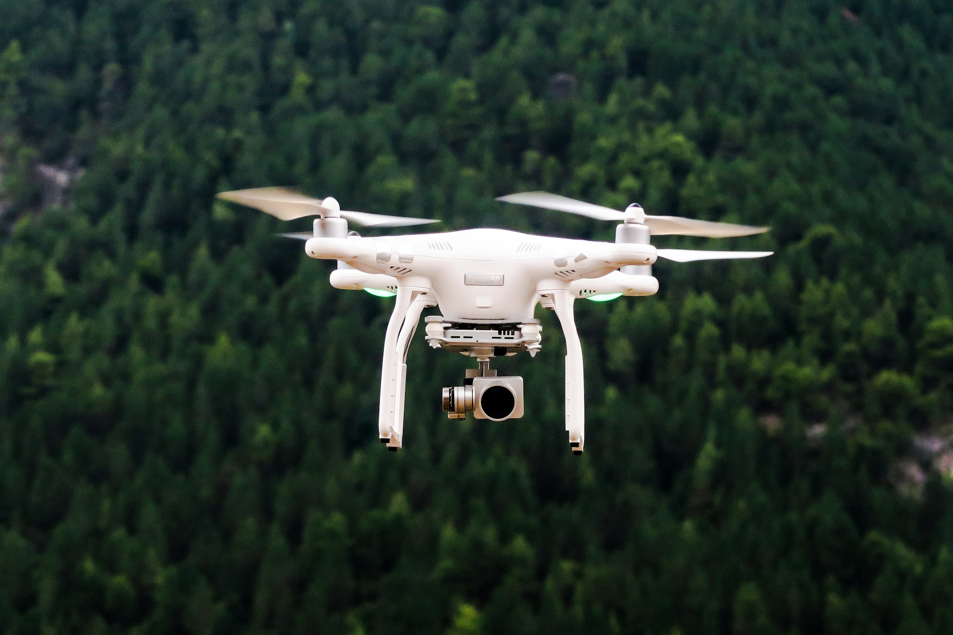 Orman örtüsü üzerinde uçan drone, temsili stok görsel